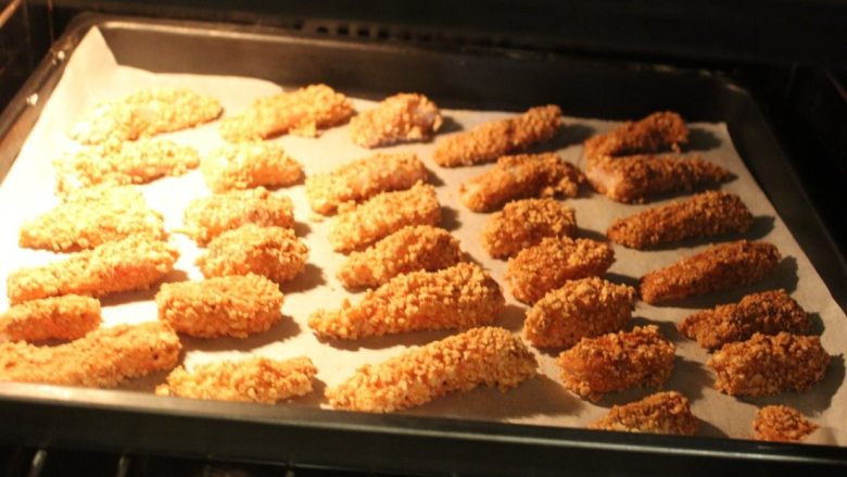 免炸香酥鱼柳,预热好烤箱,以200℃烤12分钟,或直到竹签或叉子很容易穿透过。