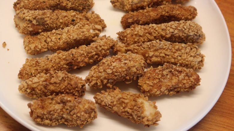 免炸香酥鱼柳,外皮酥脆,很有酥炸的口感但又不油腻,鱼柳有红椒粉香味和微辣口感,是很好吃的酥酥香香的鱼柳。