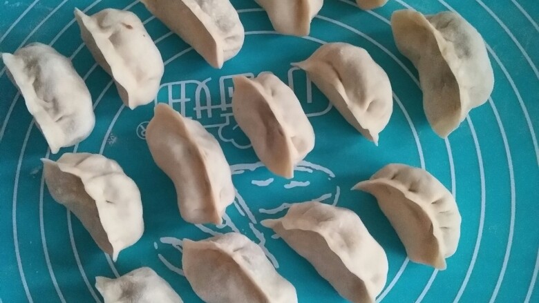 好吃的青菜香菇包子加饺子,饺子不用醒发,直接水开下锅。(饺子皮是单独和的面团,不是发面噢)