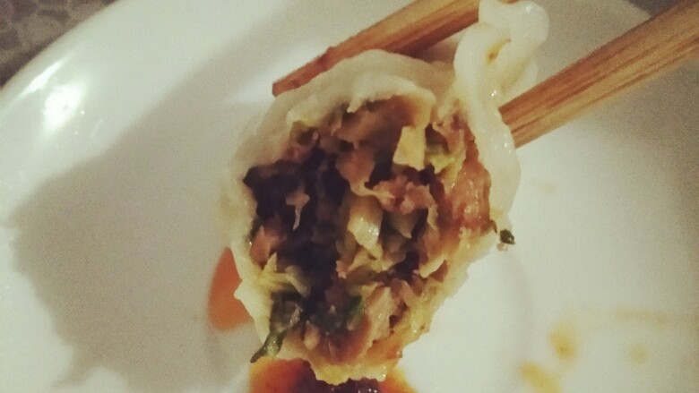 好吃的青菜香菇包子加饺子,猫小鹰(手工牛肉酱)来了😄,根据个人喜好,可以沾醋汁或蒜汁。