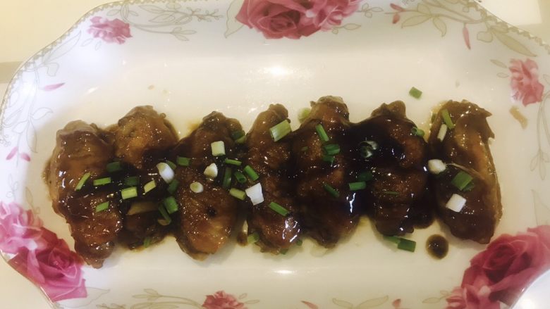 可乐鸡翅,放入盘中，洒些葱花上色