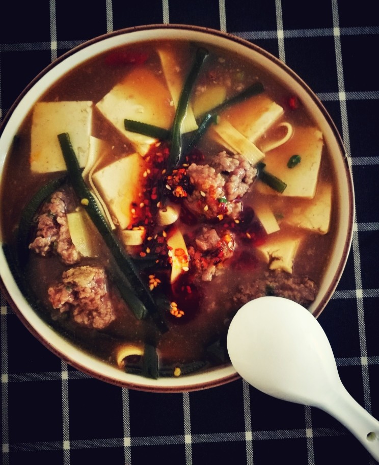 肉丸胡辣汤,出锅。来上一勺油泼辣子,就可以开吃了!