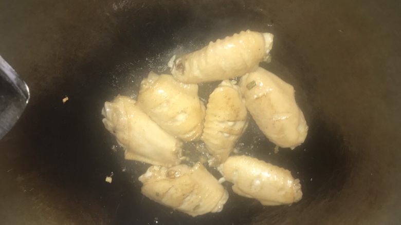 可乐鸡翅,小火将鸡翅两面煎黄