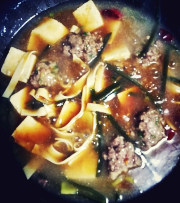 肉丸胡辣汤,倒入老抽搅拌,颜色会好看点