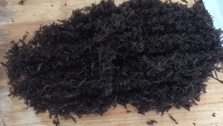 酥炸鱼球,清洗干净后沥干水份,揉散并剁碎