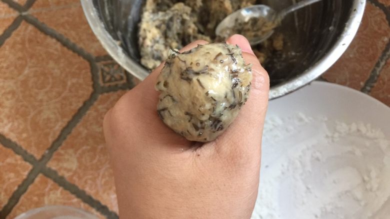 酥炸鱼球,然后抓一把鱼胶,从虎口处挤出一个鱼丸,用汤匙刮取