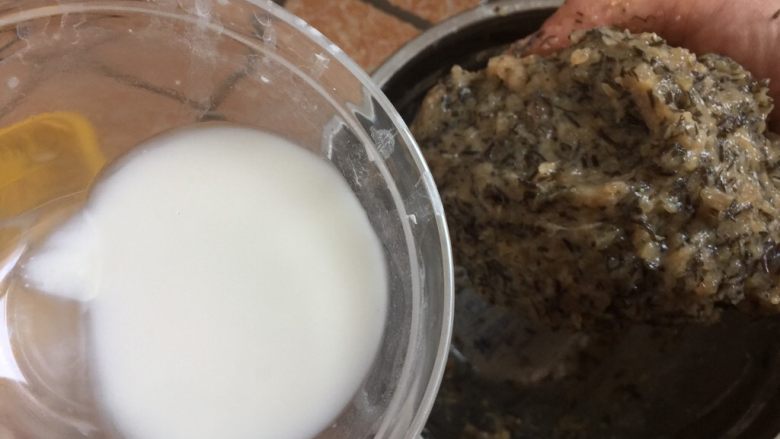 酥炸鱼球,甩打的同时一点点加入少许水淀粉,甩打至鱼蓉呈胶状