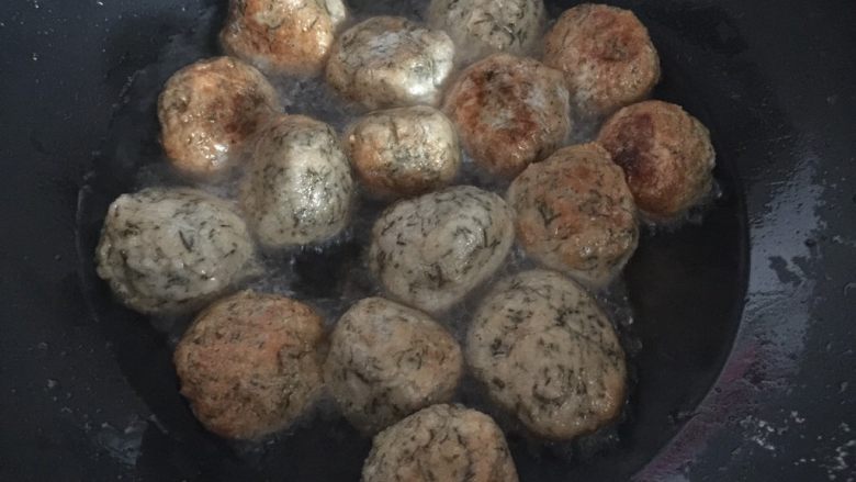 酥炸鱼球,热油锅,中火烧至七成热时下鱼丸,转小火,边炸边翻动