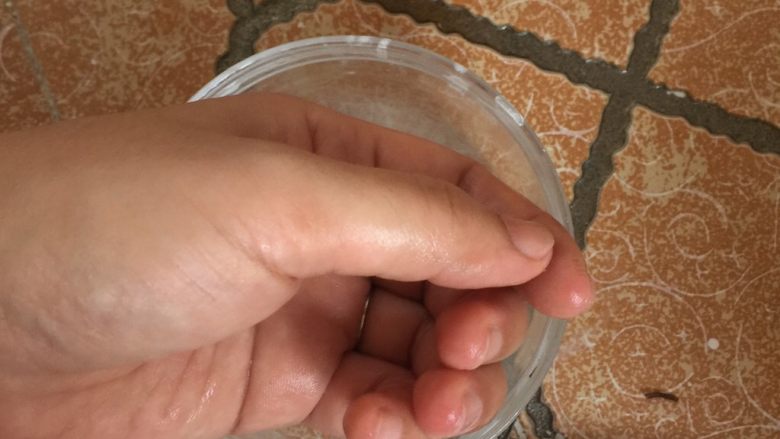 酥炸鱼球,取一碗清水,左手沾上清水