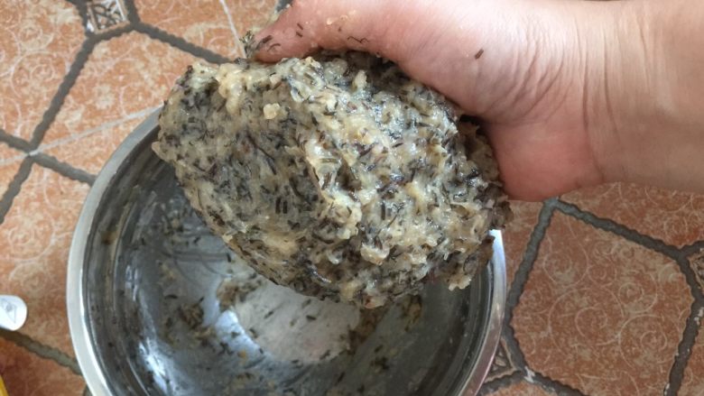 酥炸鱼球,然后抓起鱼泥从高处往打蛋盆里用力甩打,反复50来次