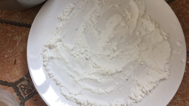 酥炸鱼球,取一大碟盘,均匀地倒入生粉