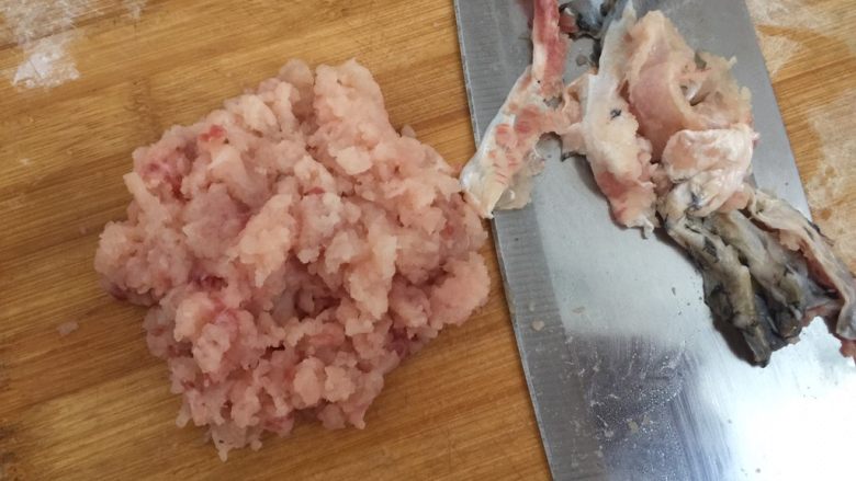 酥炸鱼球,再剁碎,鱼皮是剁不碎的,此时鱼皮就可以挑出来