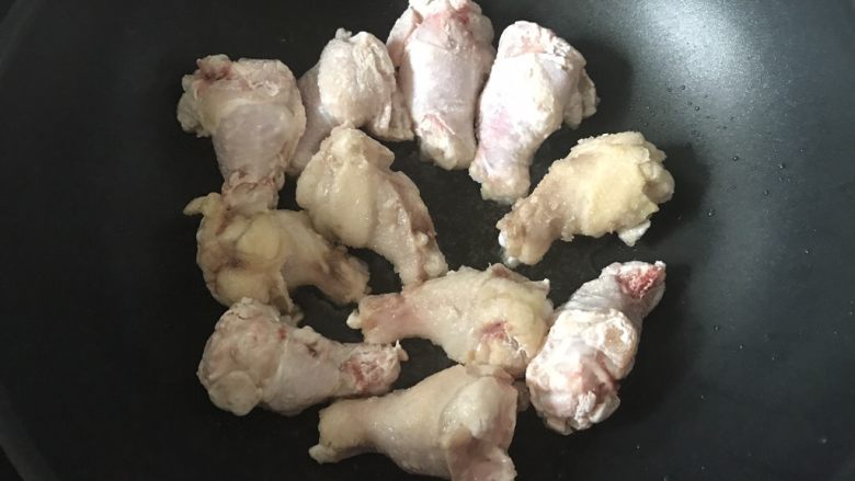 可乐鸡翅,等油了后把鸡翅一个个放入锅中,一边变色了就翻身
