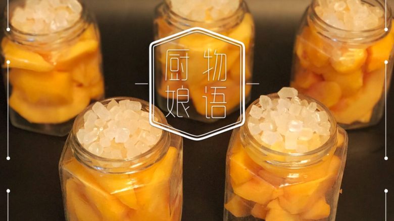 七妈自制无添加黄桃罐头,第九步:冰糖根据自己喜好的甜度来放
我每一个瓶子里抓了一把、把瓶口留出来的部分放满了
PS:我的桃子还是比较酸的、甜的桃子要减少糖量、如果做出来甜了,加点水再吃