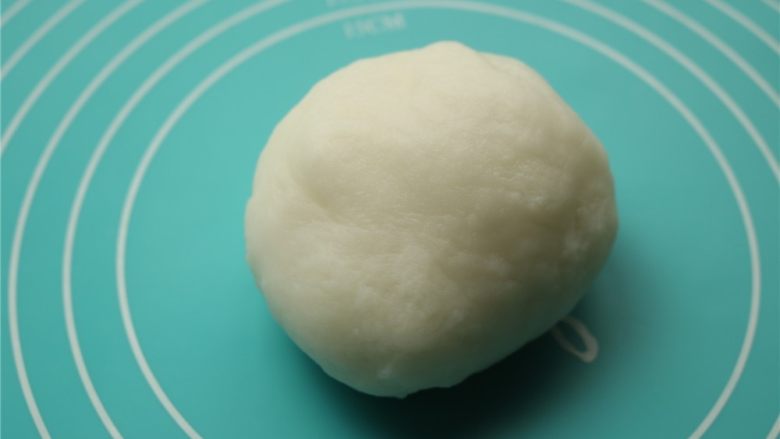 fluff草莓味棉花糖奶黄冰皮月饼,移到垫子上,不那么烫的时候用手揉搓面团,变得劲道又细腻就可以了。