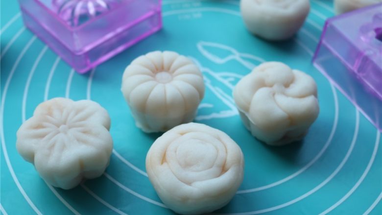 fluff草莓味棉花糖奶黄冰皮月饼,全部花型都做几个。全部压完,可以吃掉了。