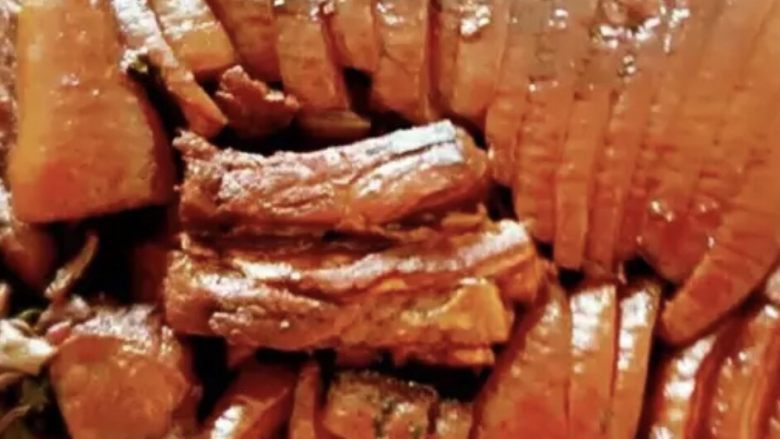 梅菜扣肉,锅里放少量油,葱姜炒香,加入先前泡肉的所有调料汁,并加入适量煮肉的汤,不断翻炒梅干菜。
泡好的肉皮切成薄片,皮贴盘子码齐。上面放炒好的梅干菜,压紧。
我用的美的电饭煲,里面添点水,放一支架,盘子放在支架上 ,煲汤档。起锅后,把汤撇在一个碗里,压紧盘子倒扣,梅菜在下,肉皮就在最上面。汤汁加一块王致和大块红腐乳,适量腐乳汤,腐乳碾碎,加淀粉勾芡浇在肉上。腐乳有浓浓的酒香咸香。也可以汤汁不做处理,直接蒸熟就吃,也不错。