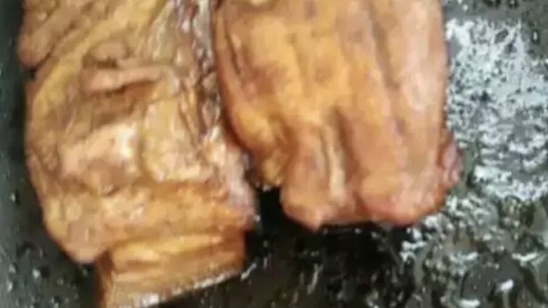 梅菜扣肉,下一步,炸肉皮。我先后做了两次扣肉。一种控一下水,锅底抹一点油,肉皮朝下煎,立马盖上盖子,危险系数较高。一种根本就省略过这步。因为选的五花肉本身偏瘦。两种法子做出的效果偏差不大,都好吃。还有一种,肉放在有很多油的油锅里炸,没敢试。所以放弃危险,不让做梅菜扣肉变成噩梦。
