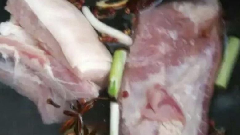 梅菜扣肉,带皮花肉整块放入凉水锅里,加上材料最后一行显示的葱姜等,煮25分钟,汤呈白色,很香。汤汁留一点,炒<a style='color:red;display:inline-block;' href='/shicai/ 707'>梅干菜</a>要用。
