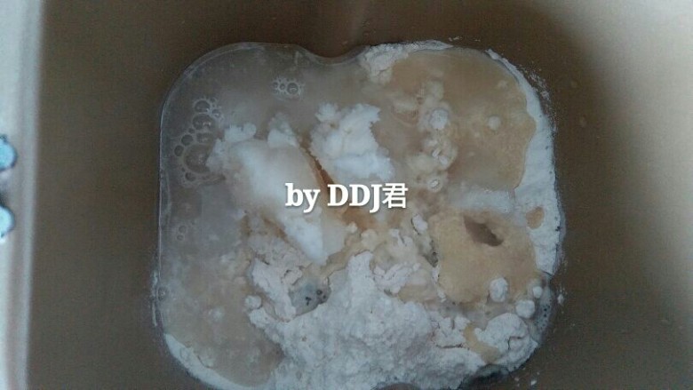 蛋黄酥,水油皮食材全放进面包机桶内，揉面一个程序