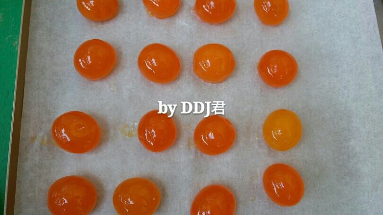 蛋黄酥,揉面的时候,<a style='color:red;display:inline-block;' href='/shicai/ 15'>蛋黄</a>先剥出来