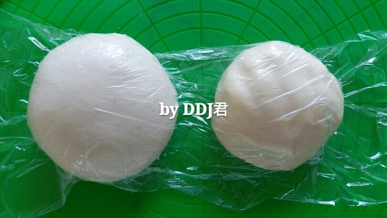 蛋黄酥,酥皮的食材混合。水油皮揉好后,都覆盖保鲜膜松弛30分钟