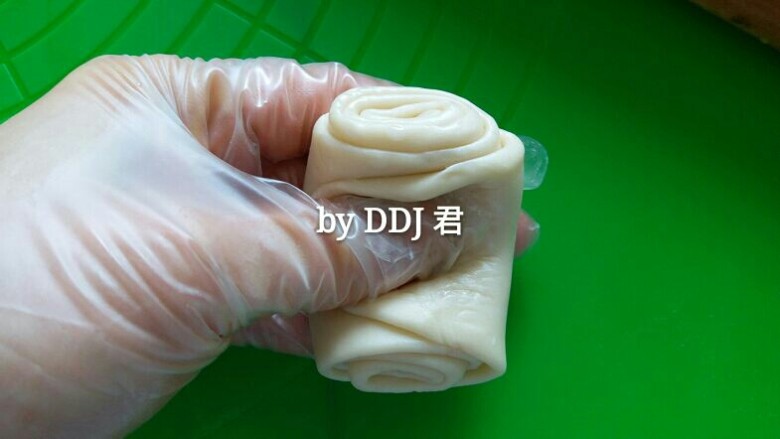 蛋黄酥,拿起一个卷,从中间捏下去,两边捏紧