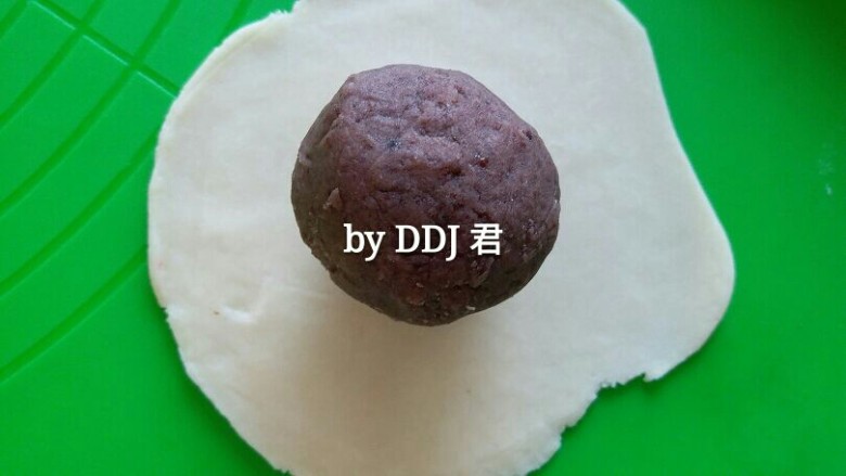 蛋黄酥,皮擀圆,包上馅儿