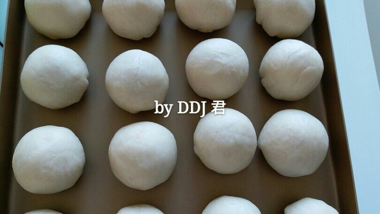 蛋黄酥,包好收口朝下,全部放进烤盘。。烤箱200度预热