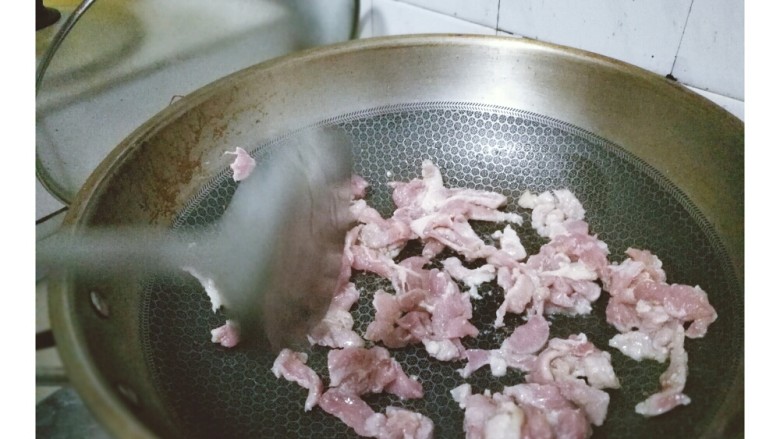 青椒炒肉,热锅、冷油、大火,快速翻炒,猪肉断生即可出锅备用。