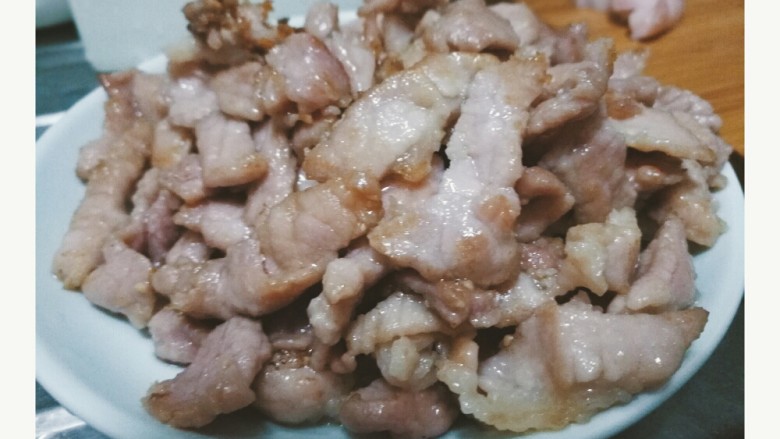 青椒炒肉,出锅备用的猪肉。(ps:这个猪肉只是刚刚熟或者九成熟,不能直接吃的哦。)