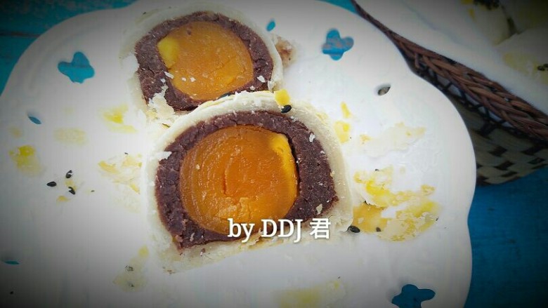 蛋黄酥,200度烘烤45分钟。。。中途上色后盖锡纸。一定要烤到45分钟,图上这是烤了35分钟的样子