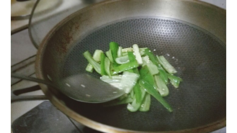 青椒炒肉,炒青椒,变色后加适量盐。(如果想更快的熟,可以在开始炒的时候就加盐)