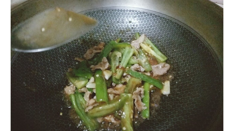 青椒炒肉,翻炒一下,让肉丝充分勾芡。