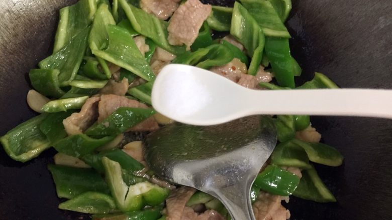 青椒肉片,放适量的盐(肉片已经有放盐,这里就不能放多了)