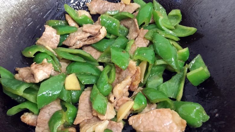 青椒肉片,搅拌均匀即可。