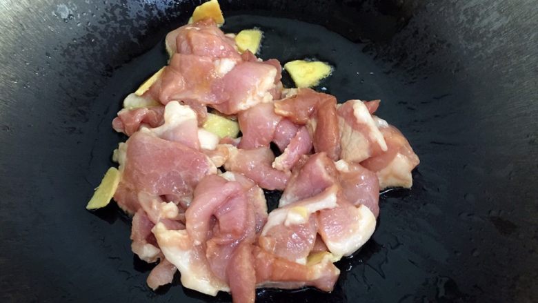 青椒肉片,热锅,倒入油加热,放入肉片。
