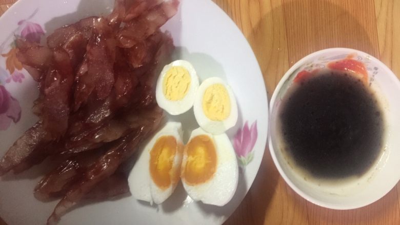 电饭锅煲仔饭,把鸡蛋咸鸭蛋煮熟对半切开,腊肠切片,用一个小碗把食用油,耗油<a style='color:red;display:inline-block;' href='/shicai/ 788'>生抽</a>伴一起调汁,备用