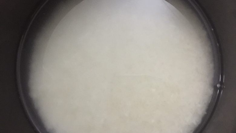 电饭锅煲仔饭,将米洗干净,加适量水