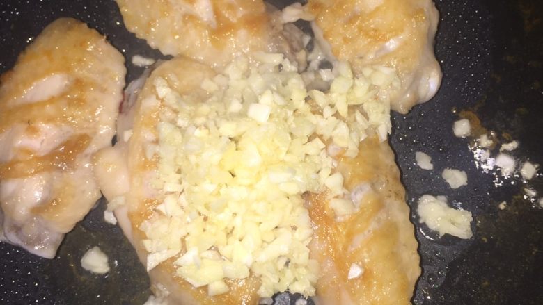 蒜香鸡翅,然后加入蒜末,翻炒至香