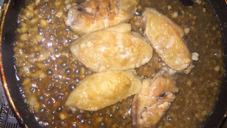 蒜香鸡翅,加入适量的水继续焖