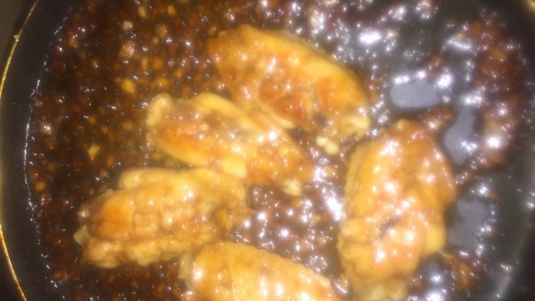 蒜香鸡翅,焖到收汁即可就可以出锅了