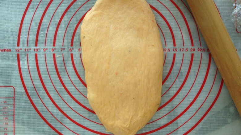 面包机版番茄吐司,将面团擀成长舌形,翻面