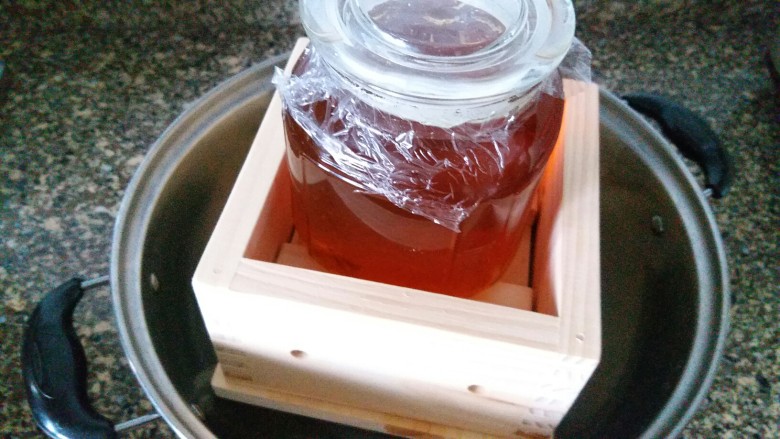 果味红椒脆皮黄瓜,用一瓶重三斤的<a style='color:red;display:inline-block;' href='/shicai/ 10588'>糖</a>浆压着,豆腐箱要放进大盆内哦,有黄瓜汁会流出来