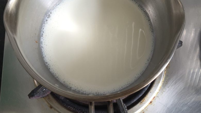 原味泡芙(卡仕达酱版),4.牛奶稍微煮沸;