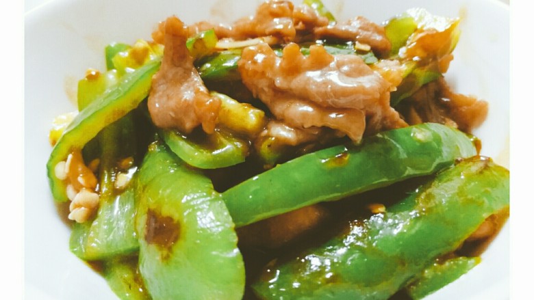 青椒炒肉,出锅,开饭~