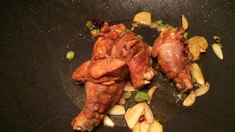 爱情便当1-香菇油菜+家常鸡腿,炒至鸡腿发硬,表面发黄时,加入一碗凉水