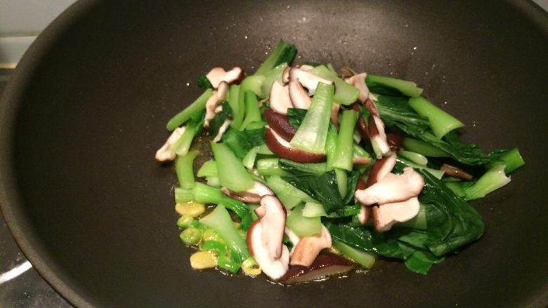 爱情便当1-香菇油菜+家常鸡腿,加入香菇油菜,爆炒两分钟,加入盐后继续炒