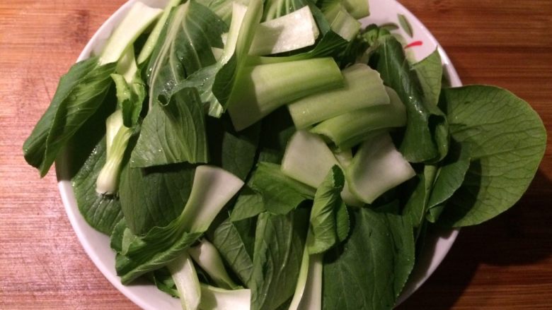 爱情便当1-香菇油菜+家常鸡腿,油菜切段备用