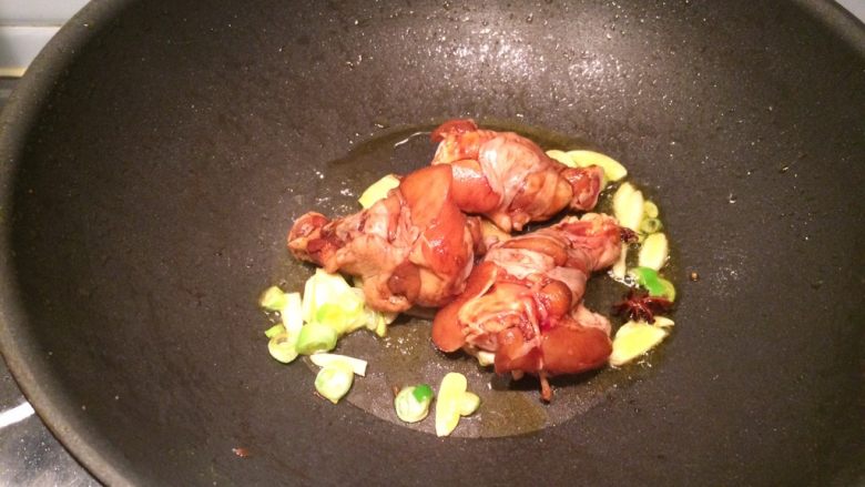 爱情便当1-香菇油菜+家常鸡腿,放入鸡腿,大火炒几分钟